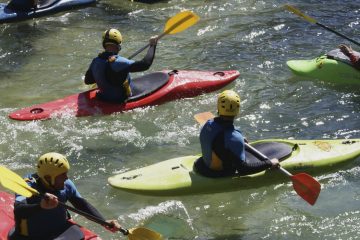 Grupo descendiendo en Kayak